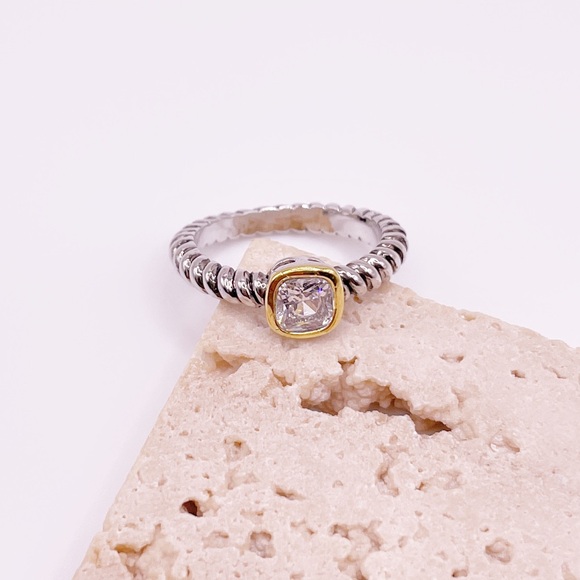 Elegant Silver and Gold Women's Ring - Picture 2 of 2